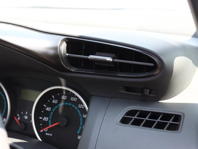 運転席ダッシュボード脇のエアコン送風口