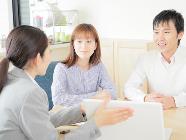 お客様に今回の整備内容や今後のメンテナンスのアドバイスをするスタッフ