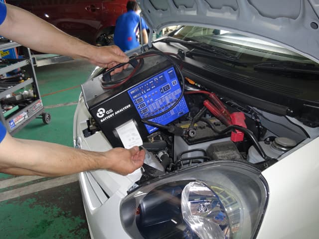 エンジンルーム内の点検作業
